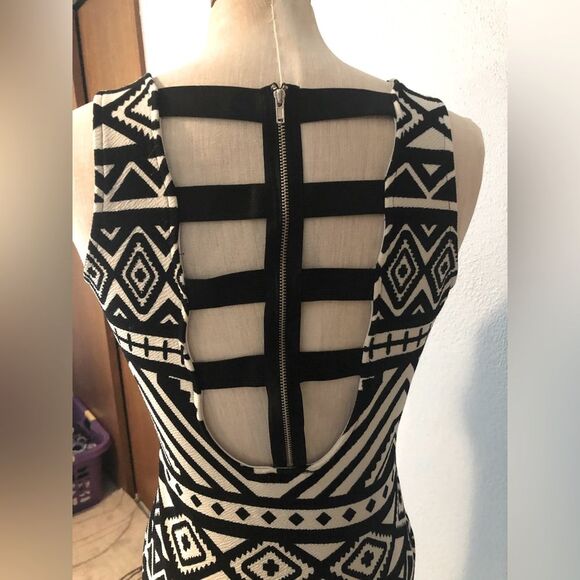 Black & White Geometric Bodycon Dress Junior Size M Open Ladder Back Zip VGUC - Picture 5 of 6